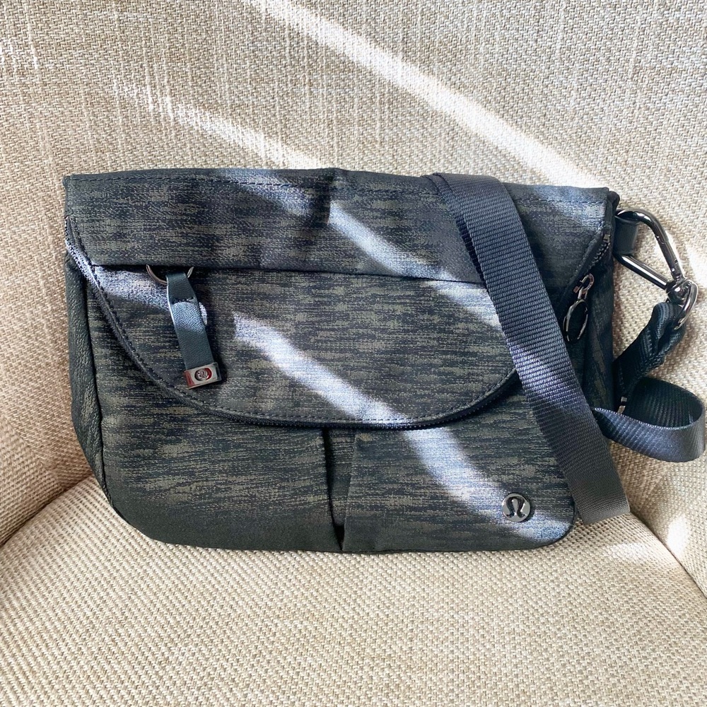 SOLD: 🎀Lululemon Athletica All Night Festival Bag 5L🎀